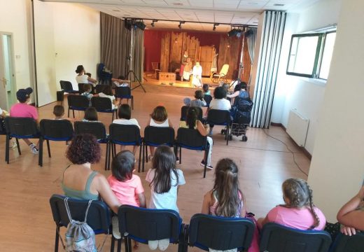 Nenos e nenas de Touro asistiron á función de Teatro ‘Rosalía’ de Culturactiva o pasado venres na Casa da Cultura